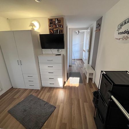 Majus 1 Vendeghaz- Se Hotel Se Bagian luar foto