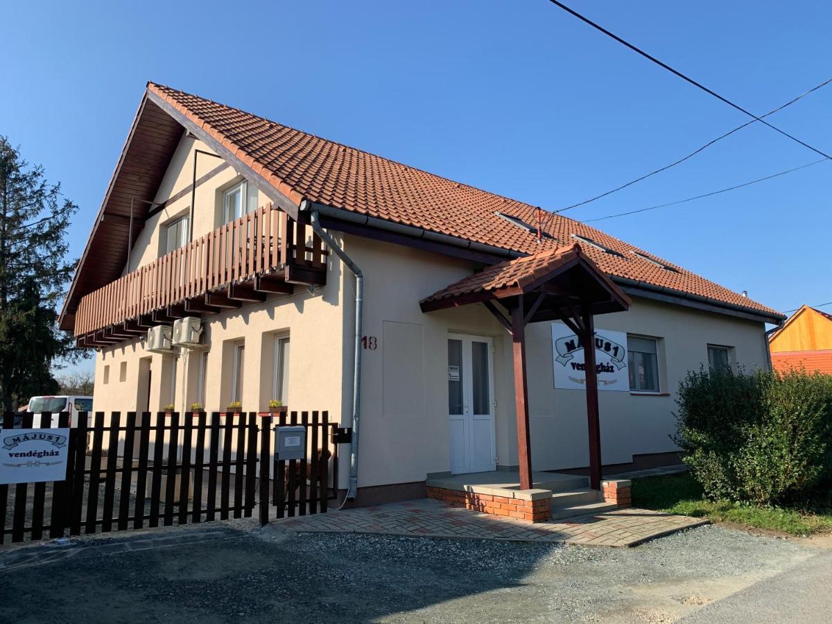 Majus 1 Vendeghaz- Se Hotel Se Bagian luar foto