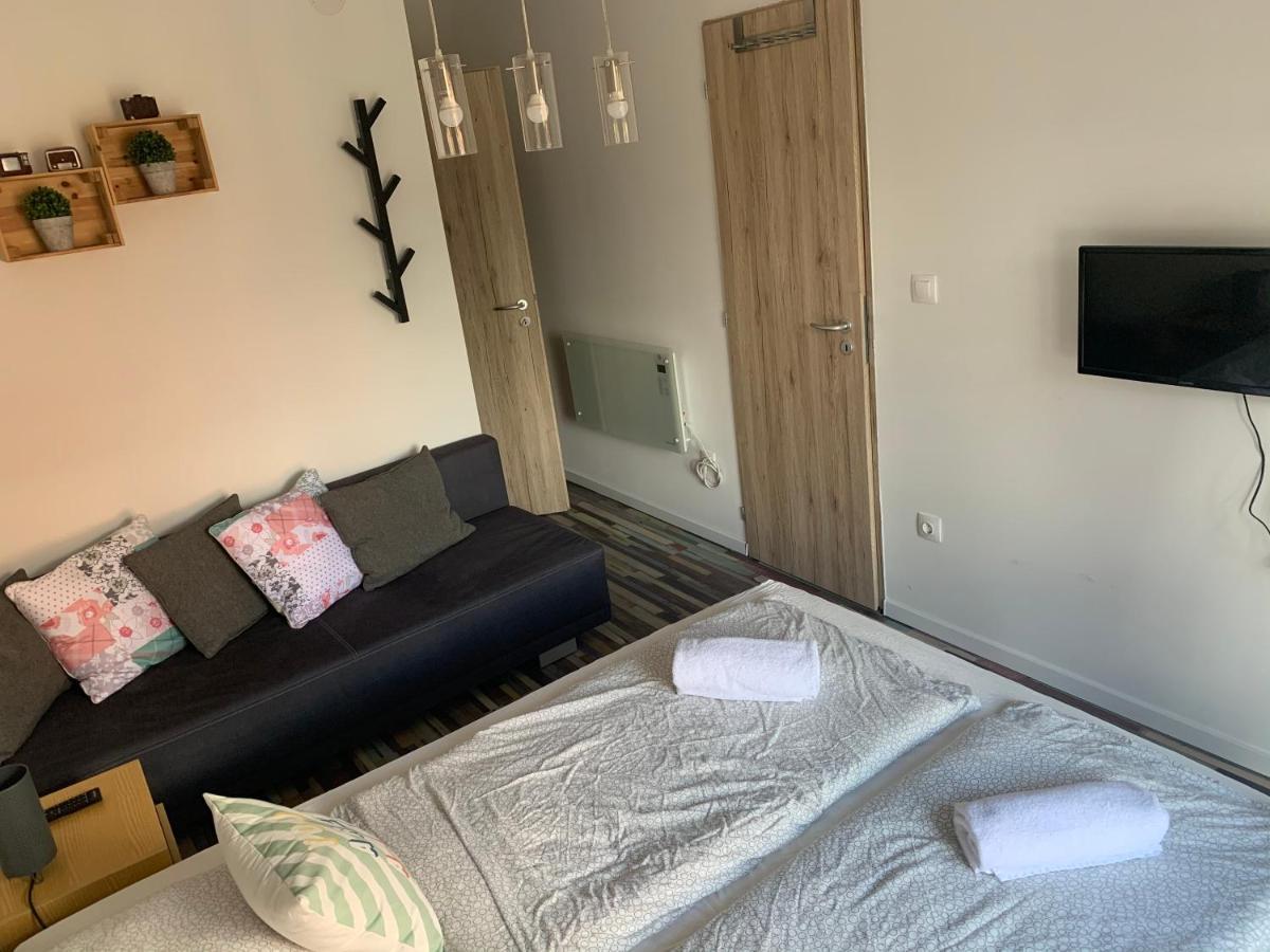 Majus 1 Vendeghaz- Se Hotel Se Bagian luar foto