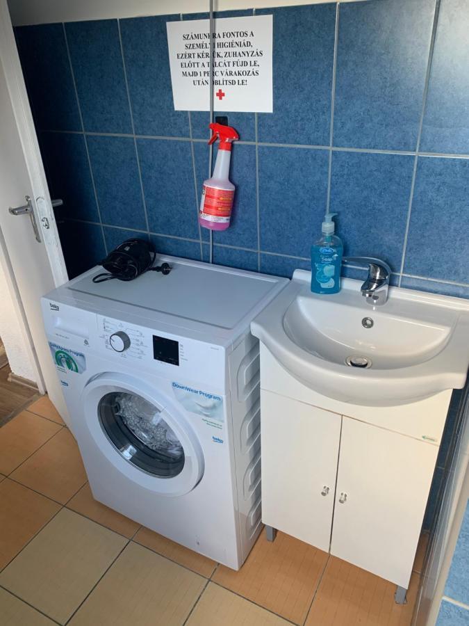 Majus 1 Vendeghaz- Se Hotel Se Bagian luar foto