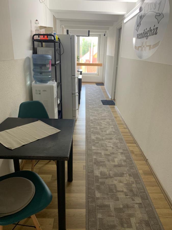 Majus 1 Vendeghaz- Se Hotel Se Bagian luar foto
