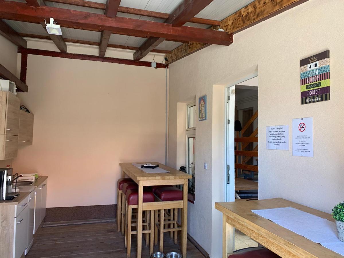 Majus 1 Vendeghaz- Se Hotel Se Bagian luar foto