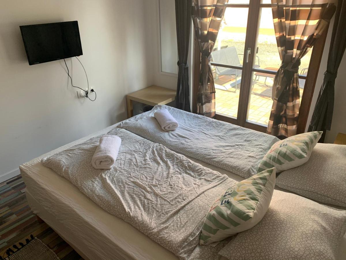 Majus 1 Vendeghaz- Se Hotel Se Bagian luar foto