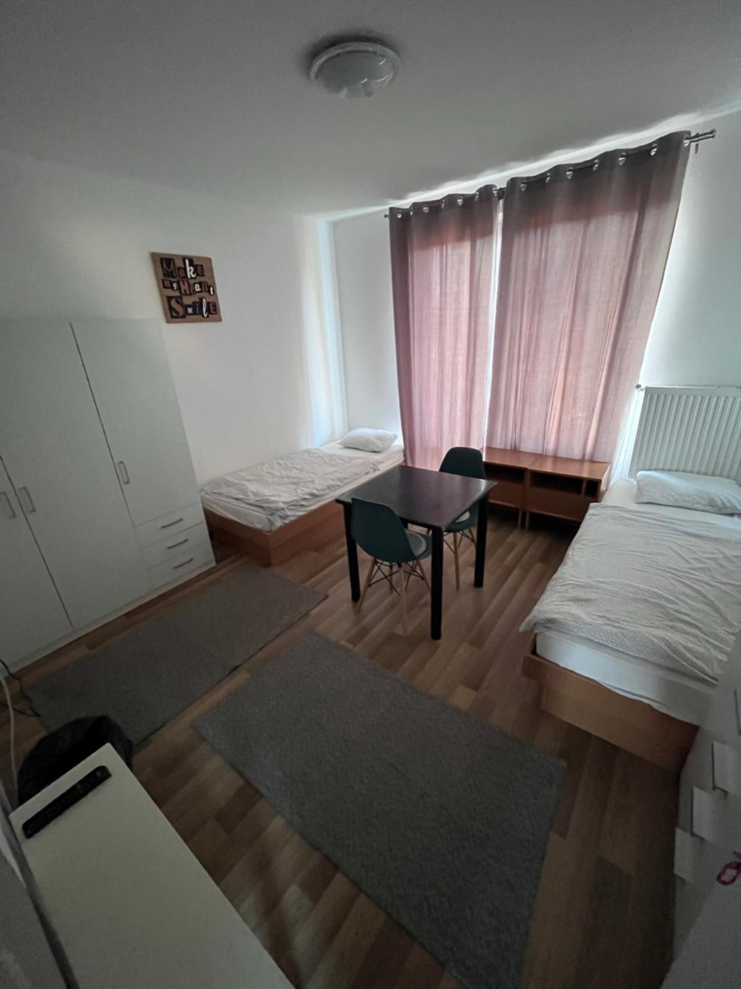Majus 1 Vendeghaz- Se Hotel Se Bagian luar foto