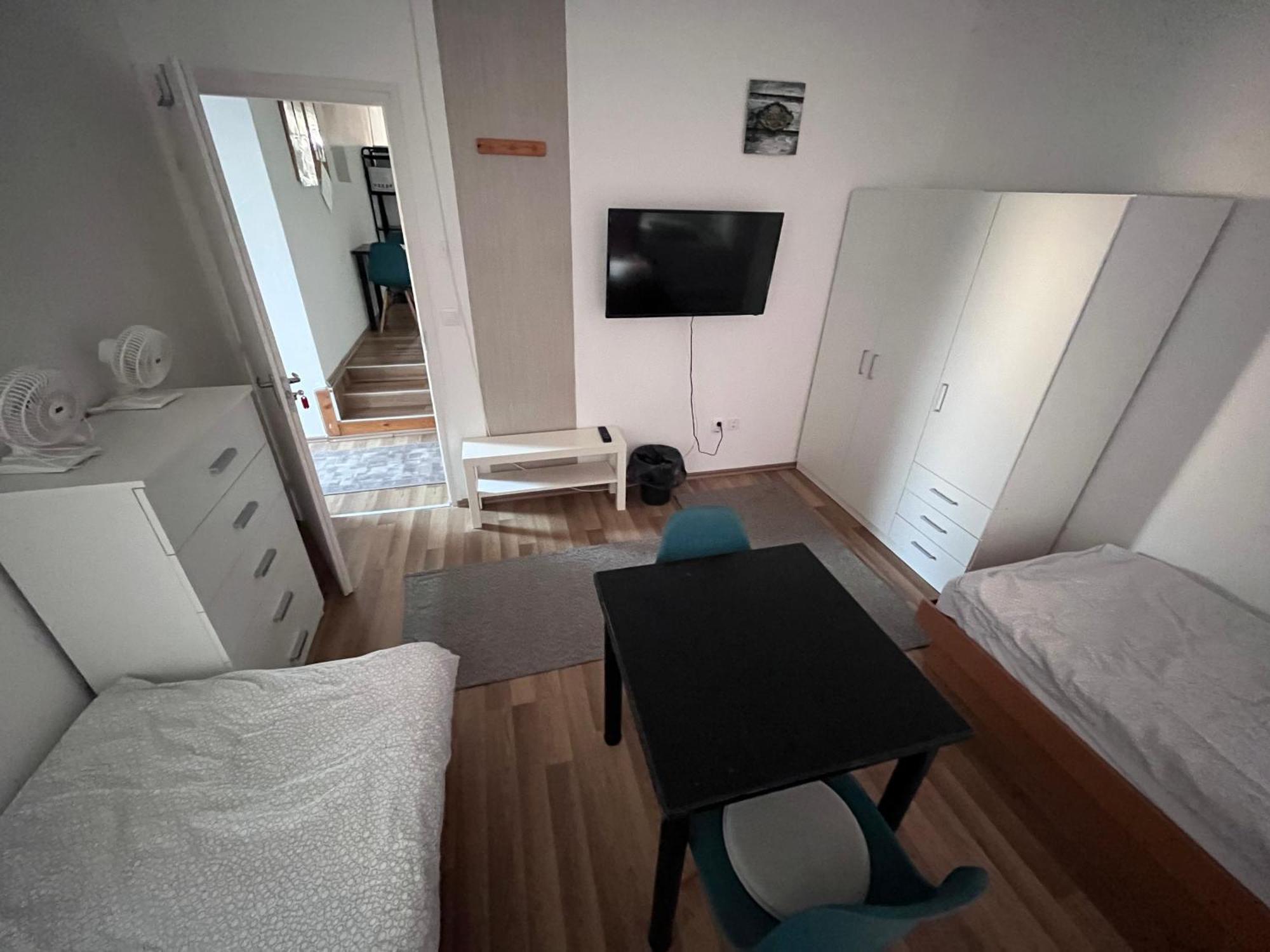 Majus 1 Vendeghaz- Se Hotel Se Bagian luar foto