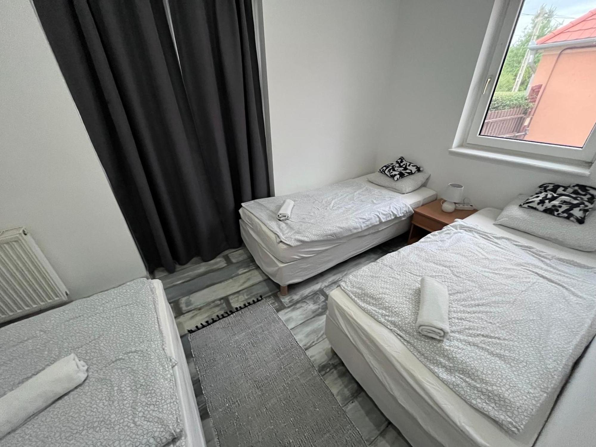 Majus 1 Vendeghaz- Se Hotel Se Bagian luar foto