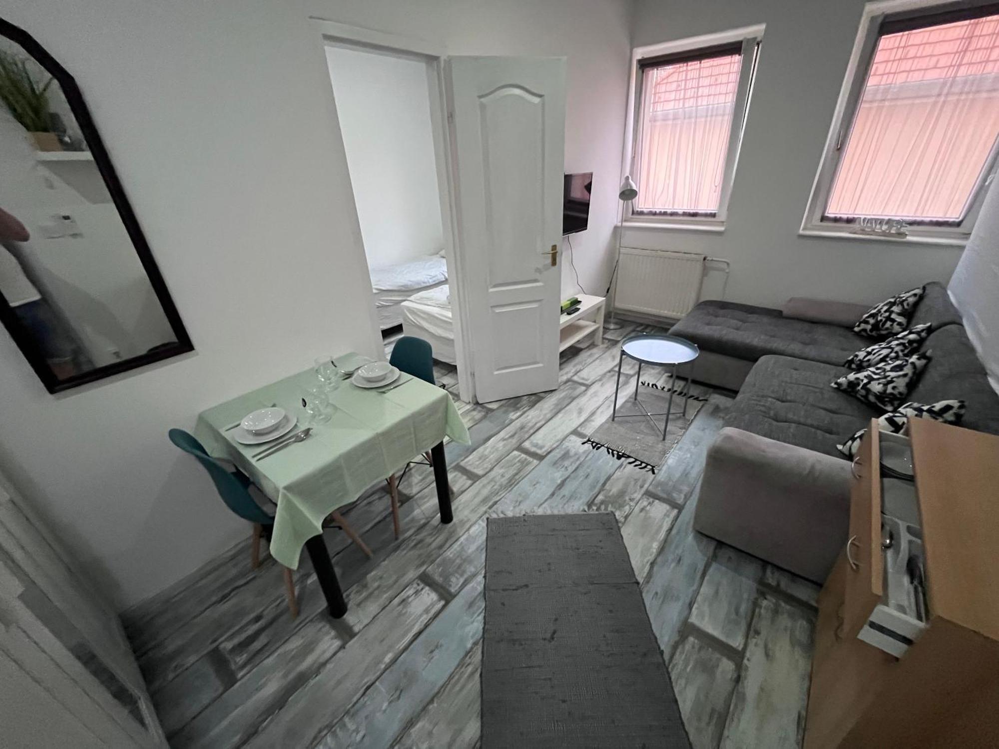 Majus 1 Vendeghaz- Se Hotel Se Bagian luar foto