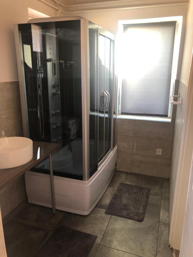 Majus 1 Vendeghaz- Se Hotel Se Bagian luar foto